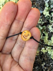 Baumperlen Wichtel Gummi Armband