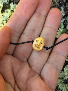 Baumperlen Wichtel Gummi Armband