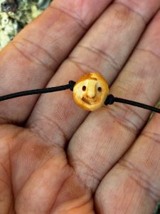 Baumperlen Wichtel Gummi Armband