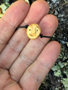 Baumperlen Wichtel Gummi Armband