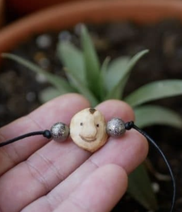 Baumperlen Wichtel Gummi Armband