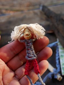 Baumling aus Baumperlen und Makramee