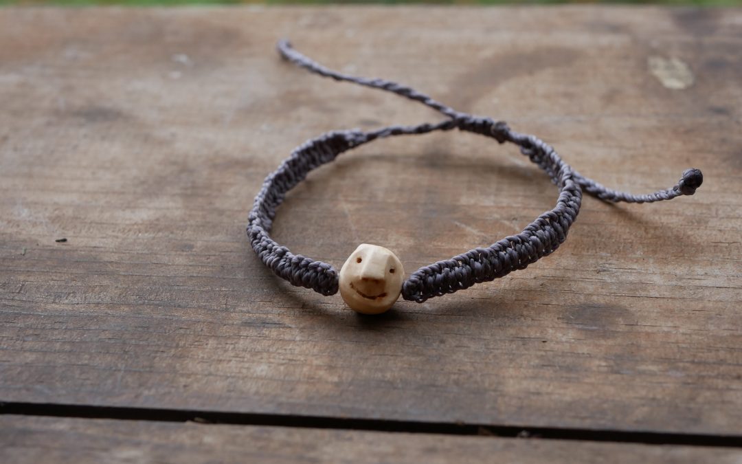 Baumperlen-Wichtel am Gummiband: Liebevolle Methode, um alte Gewohnheiten loszulassen