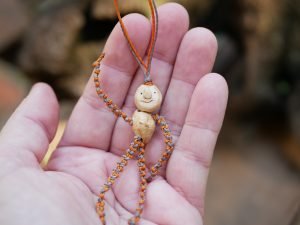 Schutzwichtel aus Baumperlen und Makramee