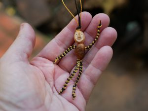 Schutzwichtel aus Baumperlen und Makramee