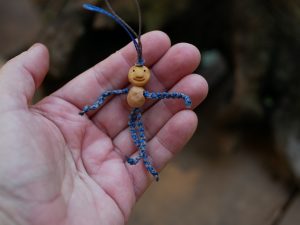 Schutzwichtel aus Baumperlen und Makramee