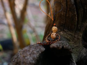 Schutzwichtel aus Baumperlen und Makramee