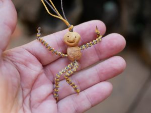 Schutzwichtel aus Baumperlen und Makramee