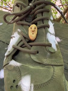 Schuhwichtel aus Baumperle geschnitzt